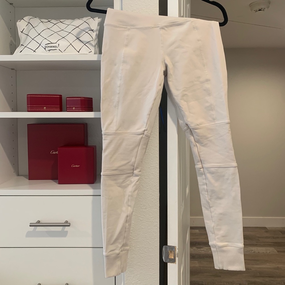Alo Yoga: High-Waist Avenue Legging - Bone